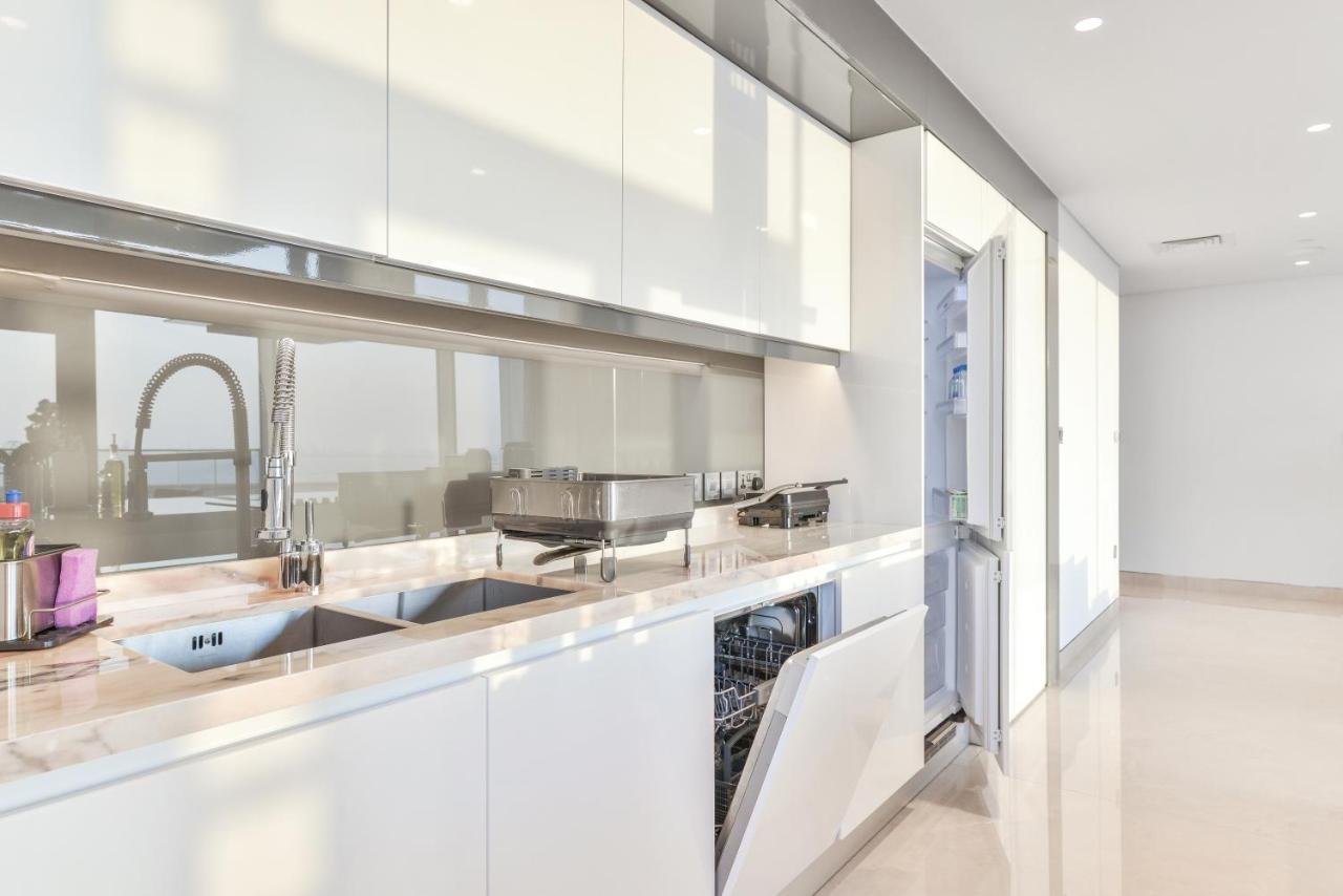 Posh 2 Bedroom Oceanfront Apt In The Heart Of Bluewaters Island Dubai Exteriör bild