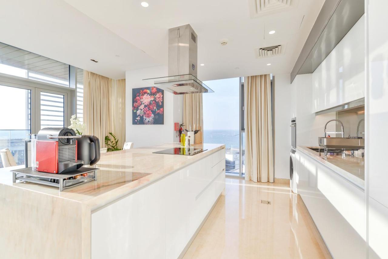Posh 2 Bedroom Oceanfront Apt In The Heart Of Bluewaters Island Dubai Exteriör bild